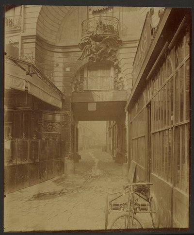 Dragon Gate tekijältä Eugène Atget