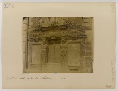 Ovi, kadun julkisivu, Hôtel de Fieubet (Hôtel de la Valette, Massillonin koulu), 2 quai des Célestins, 4. kaupunginosa, Pariisi tekijältä Eugène Atget