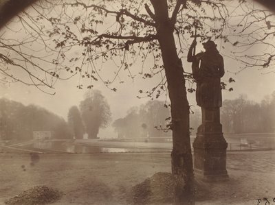 Saint-Cloud tekijältä Eugène Atget