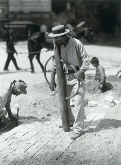 Street Paver, 1910 (gelatiinihopeaprintti) tekijältä Eugène Atget