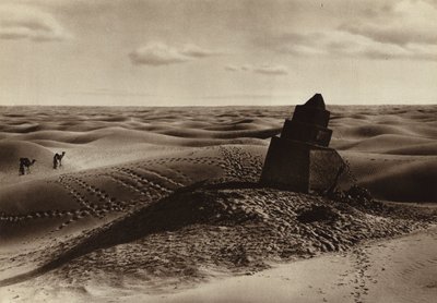 Kilometrikivi aavikolla (s/w-kuva) tekijältä European Photographer