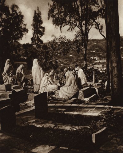 Alger, arabinaisia hautausmaalla (s/w kuva) tekijältä European Photographer