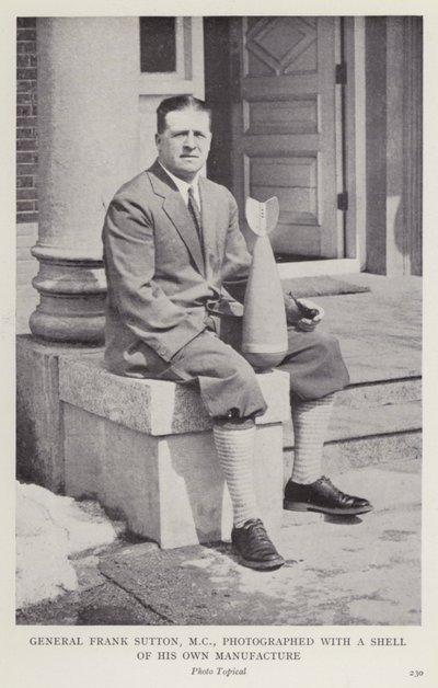 Kenraali Frank Sutton, MC, valokuvattu oman valmistamansa kuoren kanssa (m/w kuva) tekijältä European Photographer