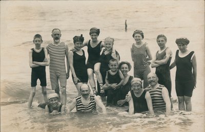 Ihmisryhmä meren rannalla (s/w valokuva) tekijältä European Photographer