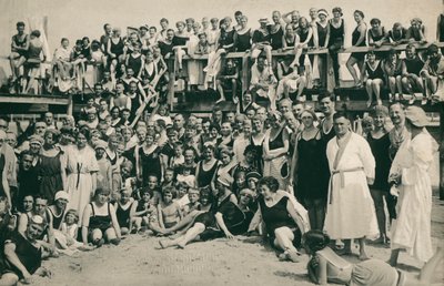Suuri joukko ihmisiä meren rannalla (s/w valokuva) tekijältä European Photographer