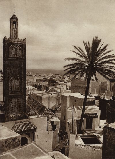 Tanger, Näkymä kaupunkiin ja Aissaulan moskeija (b/w kuva) tekijältä European Photographer