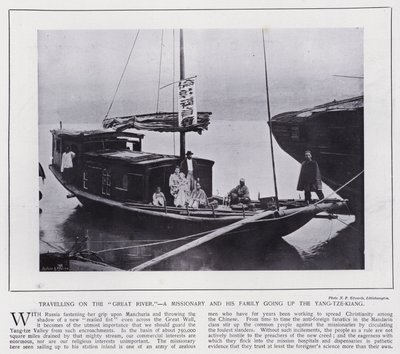 Matkustaa "Suurella joella", lähetyssaarnaaja ja hänen perheensä nousemassa Yang-tze-Kiangia pitkin (m/v kuva) tekijältä European Photographer