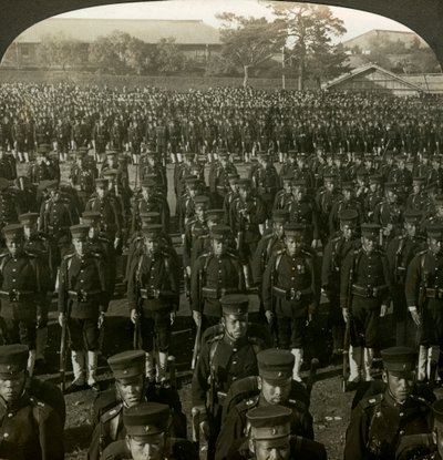 Japanilainen jalkaväki keisarien syntymäpäiväkatsauksessa, Tokio, Japani. tekijältä Excelsior Stereoscopic Tours