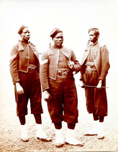 Hausa-kersantteja Kultarannikolla, kesäkuu 1897 (valokuva) (albumi) tekijältä F.G.O. Stuart