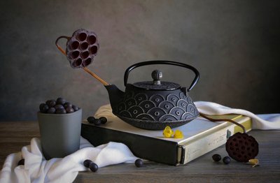 Zen-teekannu ja marjat tekijältä Fangping Zhou