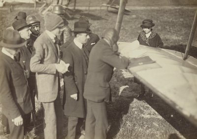 [Ryhmä Caproni Ca. 3:n (lentokone) siiven reunan ympärillä] tekijältä Fedele Azari