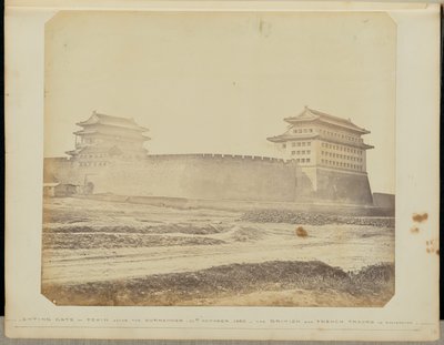[Pekingin Antingin portti antautumisen jälkeen - 21. lokakuuta 1860 - Englantilaiset ja ranskalaiset joukot hallussa] tekijältä Felice Beato