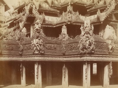 Kaiverrus parvekkeella, Kyaung at Myingyanissa tekijältä Felice Beato
