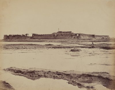 Pohjois-Takun linnoituksen ulkopuoli Peihojoella, jossa näkyy englantilainen ja ranskalainen sisäänkäynti, 21. elokuuta 1860. tekijältä Felice Beato