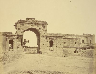 Residenssiin johtava portti, yleisesti Bailee Guard Gate, everstiluutnantti R.H.M. Aitken, 13. Bengalin alkuperäiskansasta tekijältä Felice Beato