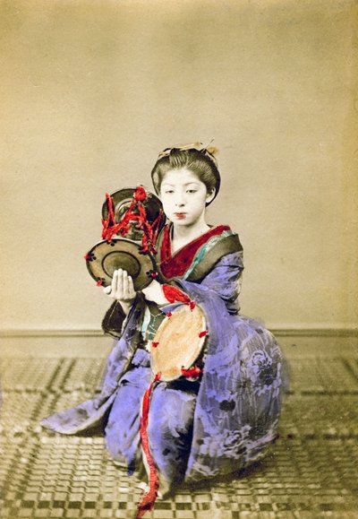 Geisha soittamassa tsuzumia, Japani, 1882 tekijältä Felice Beato