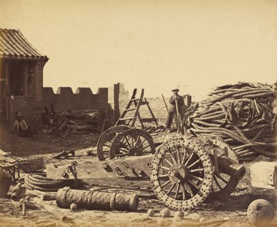 Pehtangin sisustus, joka näyttää lehden ja puupistoolin, 1. elokuuta 1860 tekijältä Felice Beato
