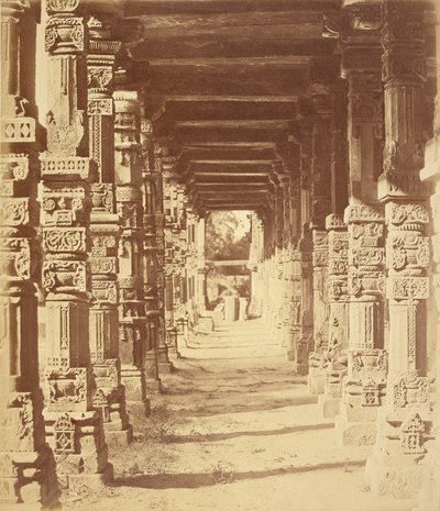 Hindutemppelin sisätilat Cootubissa, Delhissä tekijältä Felice Beato