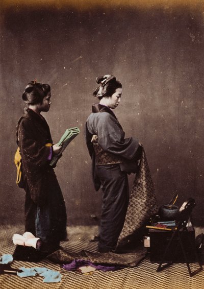 Japanilaisten naisten pukeutuminen, n. 1870-1880 tekijältä Felice Beato