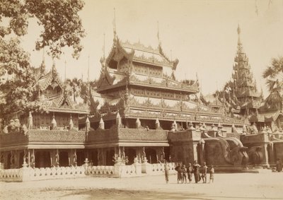 Kuningatar Soopyalatin kultainen koulu A. Roadilla, Mandalay tekijältä Felice Beato