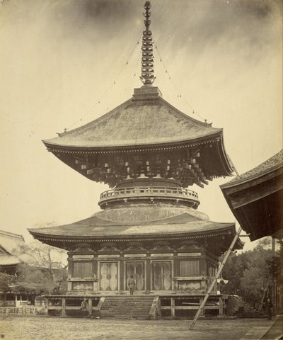 Yksikerroksinen pagodi, Hachiman-pyhäkkö, Kamakura tekijältä Felice Beato