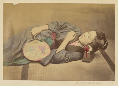[Nukkuva japanilainen nainen pitelee tuuletinta] tekijältä Felice Beato