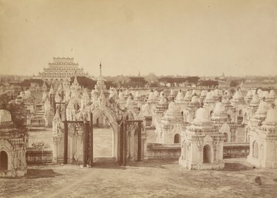 450 Pagoda Keskuspagodilta - Mandalay tekijältä Felice Beato