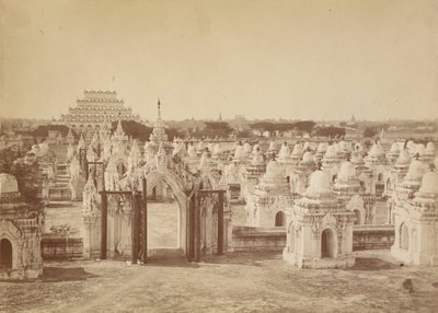 450 Pagoda Keskuspagodista - Mandalay tekijältä Felice Beato