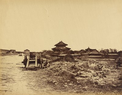 Pekinin muurin huippu, jossa näkyy kiinalaisten tykit suunnattuina pattereitamme vastaan, 14. lokakuuta 1860. tekijältä Felice Beato