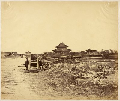 [Pekingin muurin huippu, joka otettiin haltuun 14. lokakuuta 1860 ja jossa näkyy kiinalaisten tykit, jotka on suunnattu meidän pattereitamme vastaan] tekijältä Felice Beato