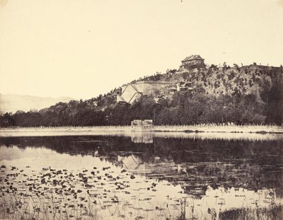 Näkymä keisarillisesta kesäpalatsista, Yuen-Ming-Yuen, palamisen jälkeen, otettu järvestä, Peking, 18. lokakuuta 1860 tekijältä Felice Beato