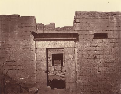 Medinet Habun suuren temppelin toinen portti. Theba tekijältä Félix Bonfils
