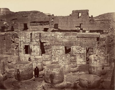 Medinet-Abun suuren temppelin kolmas piha, eli pylväspiha. Theba tekijältä Félix Bonfils