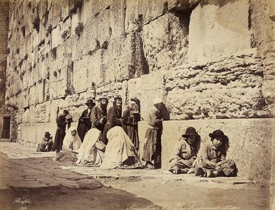 Ryhmä israelilaisia rukoilemassa itkumuurilla (tai länsimuurilla), Jerusalemissa tekijältä Félix Bonfils