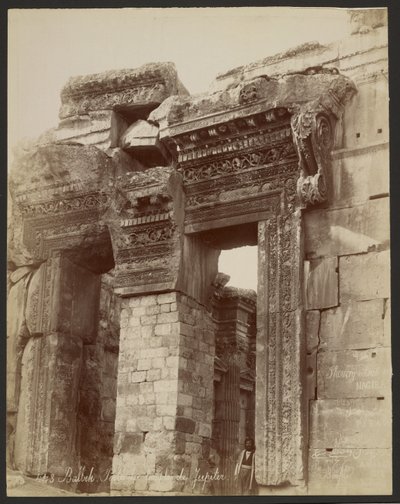 Baalbek, Jupiterin temppelin portti tekijältä Félix Bonfils