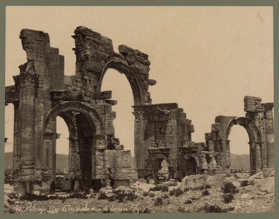Sisäänkäynti The Great Colonnadeen, Palmyra, n. 1875 (albumiprintti) tekijältä Félix Bonfils