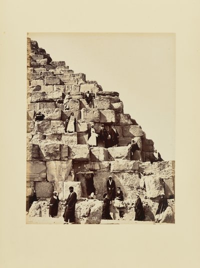 [Ryhmäkuva pyramidin kiviharkkojen päällä, Egypti] tekijältä Félix Bonfils