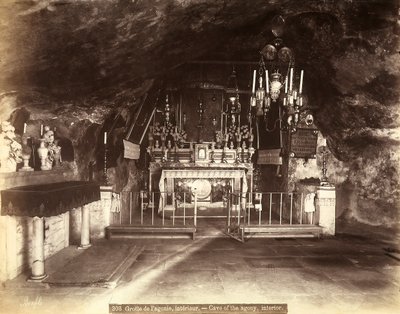 Agonyn luolan tai Agonyn basilikan, jota nykyään kutsutaan kaikkien kansakuntien kirkoksi, sisätilat Jerusalemissa. Perinteen mukaan Jeesus vietti viimeiset hetkensä täällä ennen kuin hänet pidätettiin tekijältä Félix Bonfils