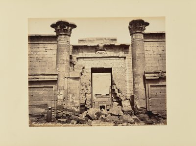 Medinet-Abou. Yleiskuva pienestä temppelistä, yksityiskohta ovesta (Egypti) tekijältä Félix Bonfils