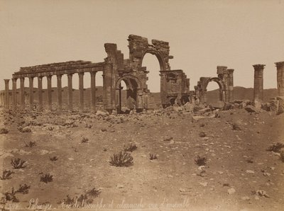 Palmyra: yleisnäkymä riemukaaresta ja pylväskäytävästä tekijältä Félix Bonfils