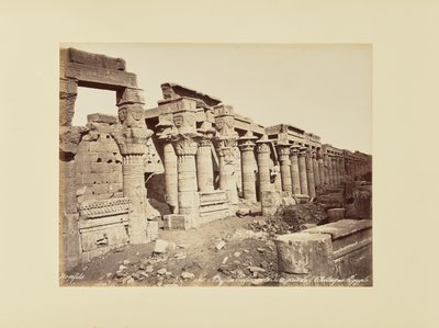 Philae. Isiksen pylväikkö obeliskilta nähtynä (Egypti) tekijältä Félix Bonfils