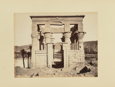 Philae. Hypetraalityyppinen temppeli edestä nähtynä, Egypti tekijältä Félix Bonfils