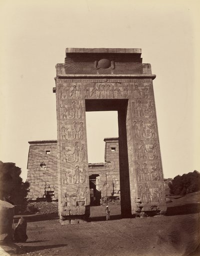 Propylon Ptolemaios ja pienen temppelin sisäänkäynti [Karnak, Theba] tekijältä Félix Bonfils
