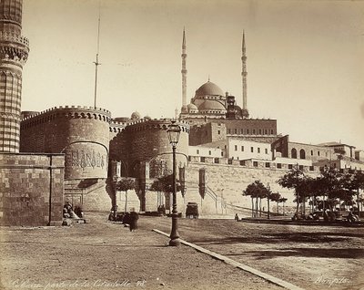 Citadelin Bab el-Azab -portti, taustalla Muhammad Alin moskeija, Kairossa, Egyptissä tekijältä Félix Bonfils