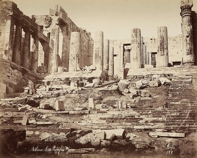 Ateenan akropolin propylaea tekijältä Félix Bonfils