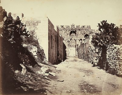 Näkymä osasta kaupunginmuuria ja Pyhän Annan taloa Jerusalemissa tekijältä Félix Bonfils