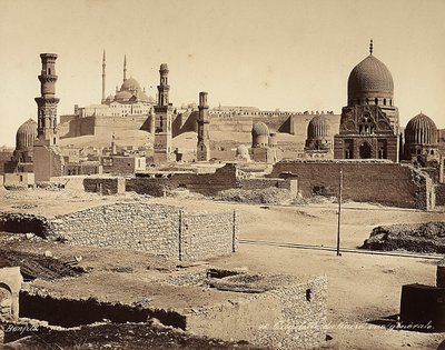 Näkymä linnoitukselle, jossa on lukuisia muinaisia monumentteja ja löytöjä, Kairossa, Egyptissä tekijältä Félix Bonfils