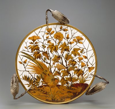 Coupe, n. 1878 (hopeoitua messinkiä, intarsia norsunluusta, kupariseoksesta ja puusta) tekijältä Ferdinand Duvinage