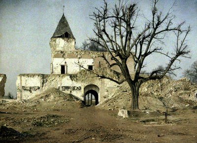 Pahoin vaurioitunut linna ja puu, jossa Napoleon III kerran lepäsi, Ham, Somme, Ranska, 1917 (autokromi) tekijältä Fernand Cuville