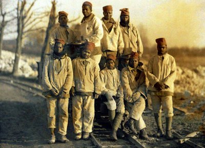 Senegalilaiset työntekijät junapyörällä, Ham, Somme, Ranska, 1917 (autokromi) tekijältä Fernand Cuville
